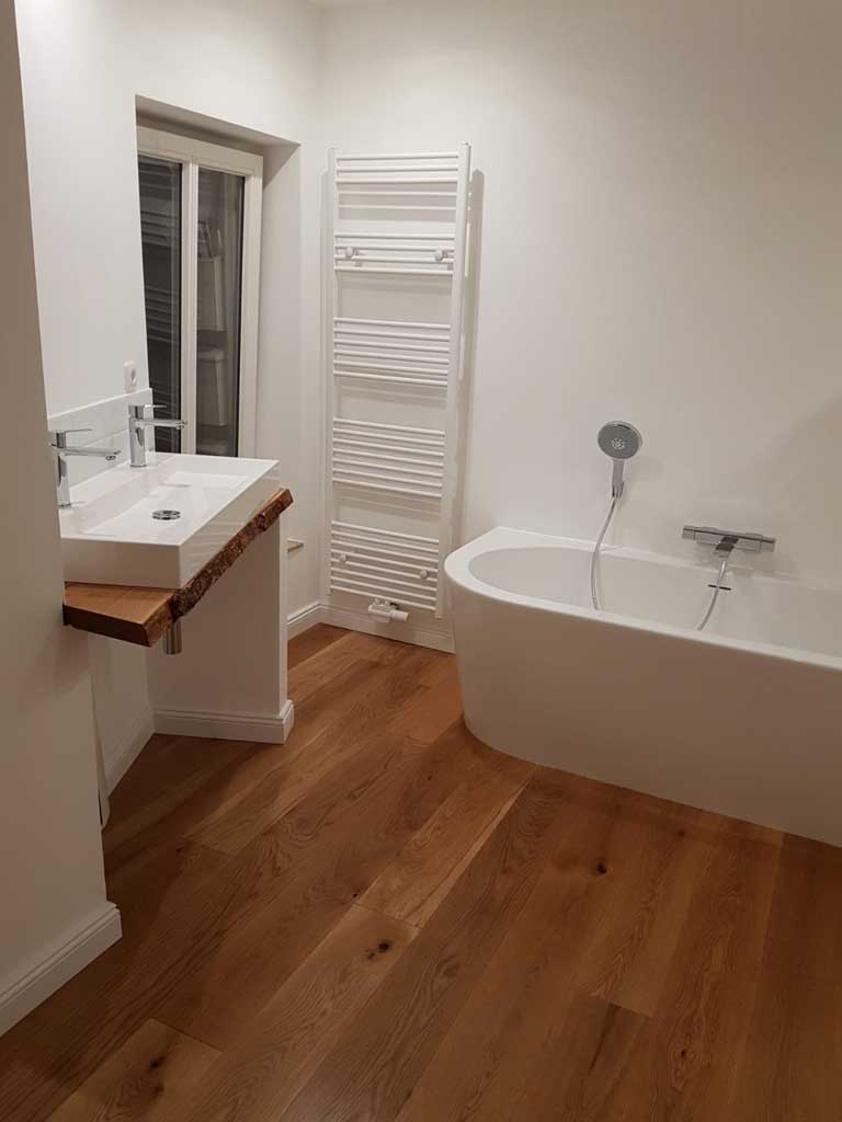 Badezimmer Waschbecken Badheizkörper Badewanne